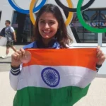 Manu Bhaker posing with the Bronze Medal and the Indian Flag