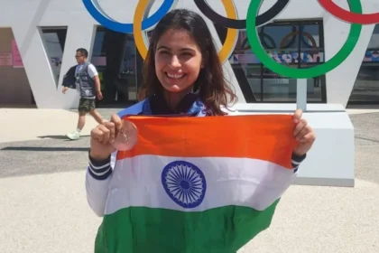 Manu Bhaker posing with the Bronze Medal and the Indian Flag