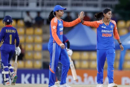 An image of Smriti Mandhana and Radha Yadav celebrating a breakthrough