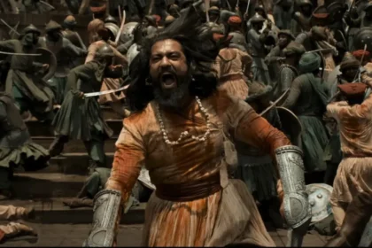 An image of Vicky Kaushal fighting in a battle as Chhatrapati Sambhaji Maharaj in Chhaava